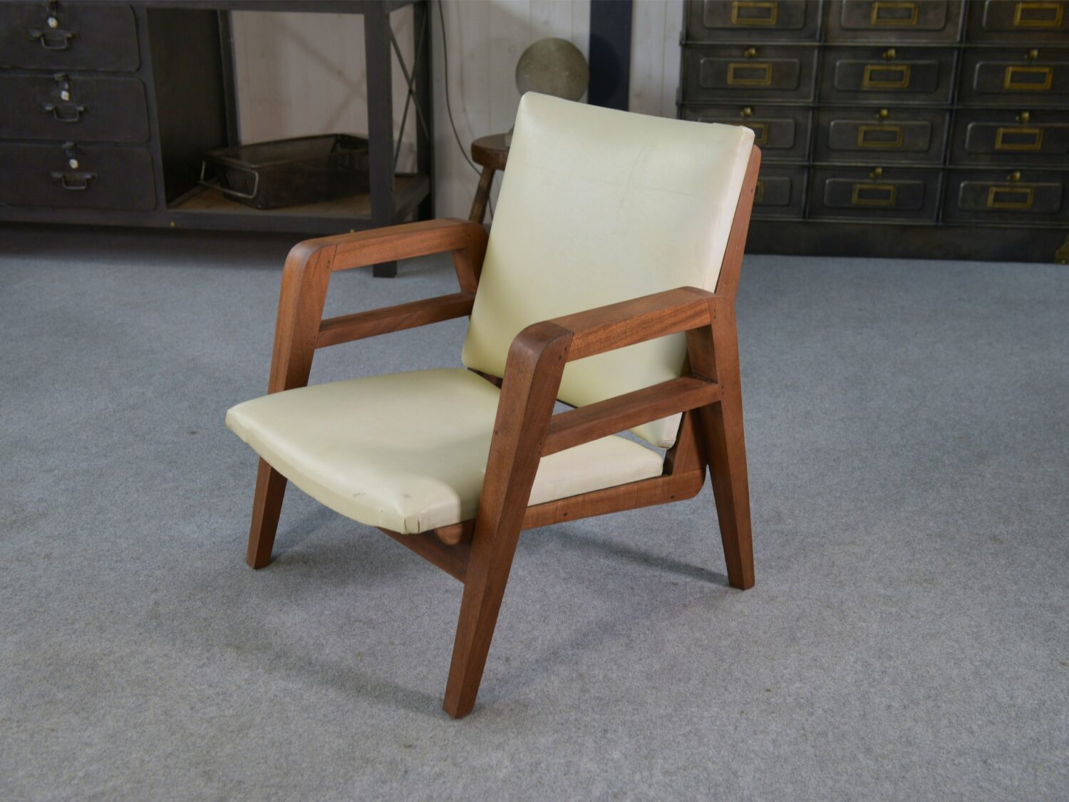 Fauteuil moderniste en acajou et skaï 1940-1950's
